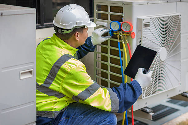Professional Hvac technician working in Homestead, IA